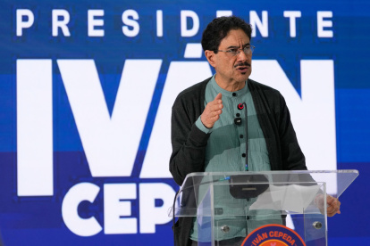 El senador Iván Cepeda, candidato presidencial de la coalición gobernante Pacto Histórico, ofrece una rueda de prensa al día siguiente de la segunda vuelta de las elecciones presidenciales en Bogotá, Colombia, el lunes 22 de junio de 2026. (Foto AP/Fernando Vergara)