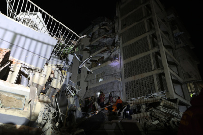 Equipos de rescate inspeccionan un edificio dañado tras un terremoto en Caracas, Venezuela, el miércoles 24 de junio de 2026. (Foto AP/Pedro Mattey)