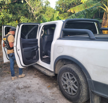 Tres hombres fueron arrestados durante un allanamiento en Villa Sombrero, donde las autoridades incautaron un fusil, cuatro pistolas, vehículos y una caleta electrónica.