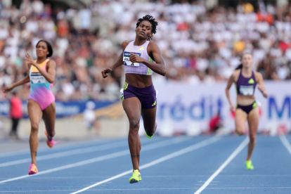 Marileidy Paulino, de la República Dominicana, cruza la línea de meta para ganar los 400 metros femeninos en el Meeting de París, encuentro de atletismo de la Liga Diamante, celebrado en París.