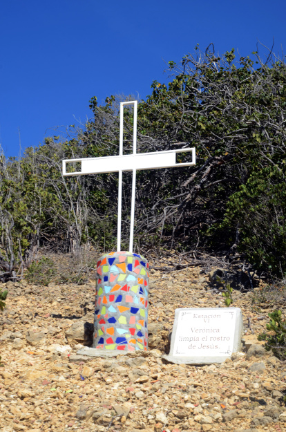Caminar a la sima de la montaña al través del sendero de las cruces en el Parque Nacional El Morro es una de las actividades en la zona. Jorge González