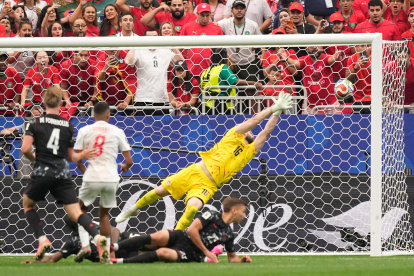 El marroquí Azzedine Ounahi (8), anota el segundo gol de su equipo durante el partido por los octavos de final del Mundial ante Canadá, el sábado 4 de julio de 2026, en Houston. (AP Foto/Ashley Landis)