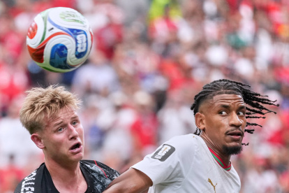 El canadiense Luc de Fougerolles, a la izquierda, y el marroquí Redouane Halhal disputan un balón durante su partido por los octavos de final del Mundial, el sábado 4 de julio de 2026, en Houston. (AP Foto/Eric Gay)