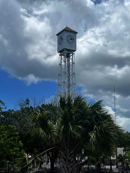 El reloj de Montecristi, fue encargado al relojero Jean Paul Garnier  y tuvo un costo de 15, 000 pesos que fueron obtenido mediante una colecta pública. Jorge González