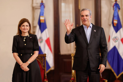 El presidente Luis Abinader junto a la vicepresidenta Raquel Peña