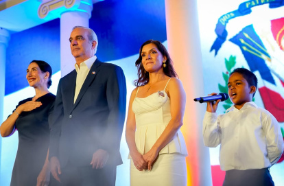 El presidente Luis Abinader junto a la embajadora de Estados Unidos en República Dominicana Leah Campos