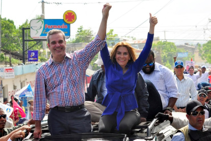 El presidente Luis Abinader junto a la alcaldesa del Distrito Nacional Carolina Mejía