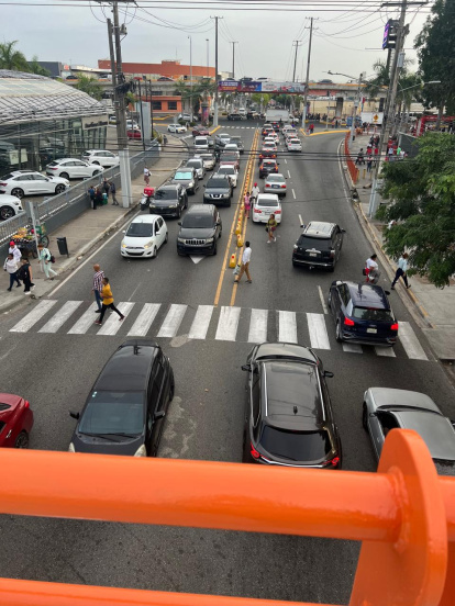 Vista desde la seguridad del limpio y cómodo puente peatonal. Jorge González