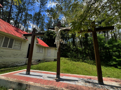 La imagen del Cristo crucificado, junto a las dos cruces vacías de los ladrones que murieron junto al Nazareno es de una belleza religiosa impresionante. Jorge González