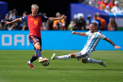 El argentino Alexis Mac Allister (derecha) hace una entrada ante el español Dani Olmo durante la final del Mundial, el domingo 19 de julio de 2026, en East Rutherford, Nueva Jersey. (AP Foto/Ashley Landis)