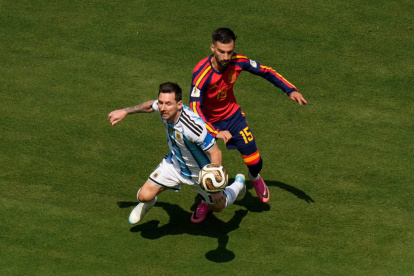 Alex Baena, de España, comete una falta sobre Lionel Messi, de Argentina, en la final de la Copa del Mundo, el domingo 19 de julio de 2026 en East Rutherford, Nueva Jersey (AP Foto/Seth Wenig)