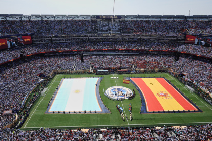 Las banderas de Argentina y España se despliegan antes de la final de la Copa del Muindo, el domingo 19 de julio de 2026, en East Rutherford, Nueva Jersey (AP Foto/Matt Rourke)