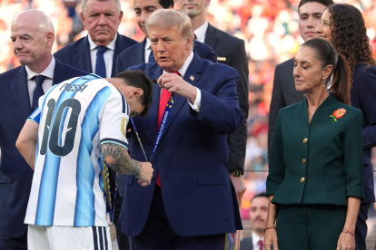 El presidente Donald Trump, en el centro, entrega al argentino Lionel Messi la medalla de subcampeón, mientras la presidenta de México, Claudia Sheinbaum, a la derecha, observa la conclusión de la final del Mundial de Fútbol entre España y Argentina en East Rutherford, Nueva Jersey, el domingo 19 de julio de 2026. (Foto AP/Jacquelyn Martin)