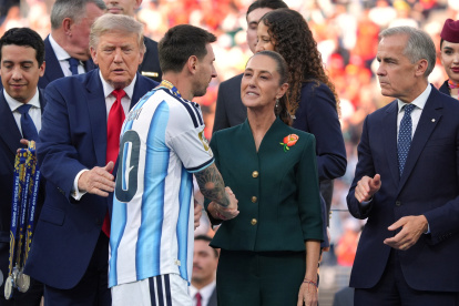 Lionel Messi, de Argentina (centro izquierda), saluda a la presidenta de México, Claudia Sheinbaum, mientras el primer ministro de Canadá, Mark Carney (derecha), y el presidente Donald Trump (izquierda) observan la conclusión del partido final del campeonato mundial de fútbol entre España y Argentina en East Rutherford, Nueva Jersey, el domingo 19 de julio de 2026. (Foto AP/Jacquelyn Martin)