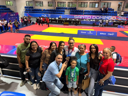 Williber (primo), Franchel, su Prima Scarlett, su cuñado Ciprian, su hermana Anyi, Kaylor, su Madre Marina, su otra hermana María y la entrenadora desde sus inicios, Soribel Paulino.
