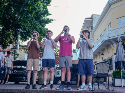 Los jóvenes músicos del Carnegie Hall acercan la música orquestal al público reunido en la plaza de España