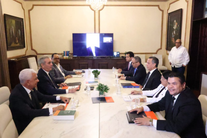 El CNM reunido el lunes 3 de agosto encabezado por el presidente Luis Abinader, segundo a la izquierda, a su frente el presidente de la SJC, Henry Molina.