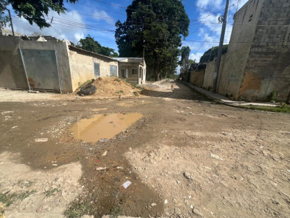 La gran mayoría de las calles de los barrios de San Luis están en muy mal estado. Esta fotografía fue tomada en el sector Casa Grande. Jorge González