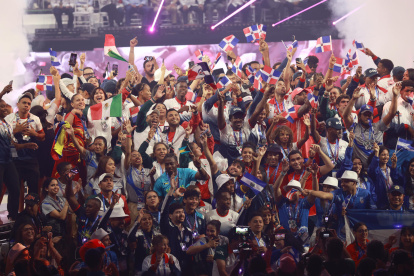SANTO DOMINGO (REPÚBLICA DOMINICANA).- Deportistas de distintas delegaciones bailan en el escenario durante la ceremonia de clausura de los XXV Juegos Centroamericanos y del Caribe Santo Domingo 2026 ayer sábado, en Santo Domingo (República Dominicana). EFE/ Orlando Barría
