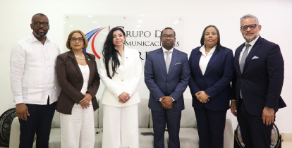 De izquierda a derecha, Wilson Camacho, María Rosalba Díaz, Yeni Berenice Reynoso, Osvaldo Bonilla, Isaura Suárez Salcedo e Iván Félix, durante el Almuerzo Semanal del Grupo de Comunicaciones Corripio.
