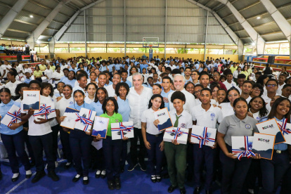 El presidente Luis Abinader junto a estudiantes en Pedro Brand.
