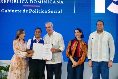 El presidente Luis Abinader junto a una joven del programa Oportunidad 14/24.