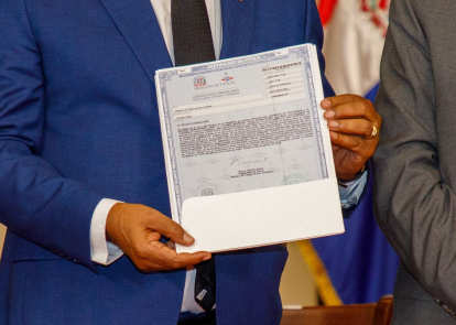Los títulos formalizan la propiedad del Estado dominicano sobre más de 12.3 millones de metros cuadrados en los parques nacionales Loma Novillero y Montaña La Humeadora