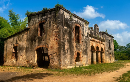 La ausencia de vigilancia policial o municipal permite que desaprensivos pinten y dañen los muros históricos de la casona, acelerando el deterioro . Jorge González.