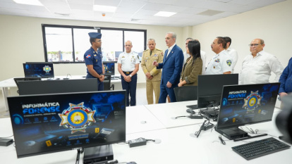 Autoridades recorren las nuevas instalaciones del Instituto Policial de Educación Superior (IPES) durante su inauguración.