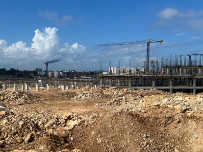 La construcción de la primera etapa, según las previsiones técnicas de la empresa, finalizará en noviembre de 2027. Tendrá un hotel AC Marriott, de 16 pisos y 300 habitaciones. Jorge González