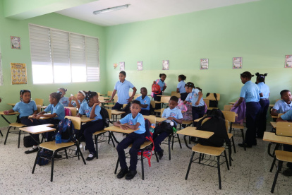 Estudiantes de la Escuela Básica Espejo La Milagrosa del sector Cancela-La Ureña en el primer día de clases del año escolar 2026-2027