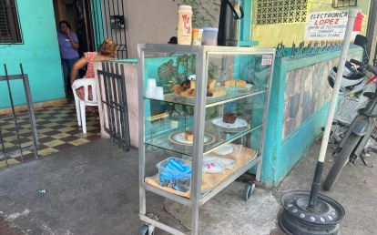 Arepa dulce y con sal, pan de maíz, café son de los alimentos exhibidos en vitrinas y son muy solicitados en las primeras horas de la mañana. Jorge González