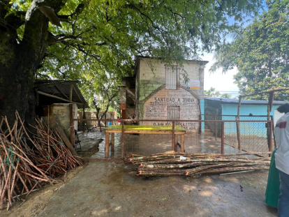 El complejo está integrado por varias viviendas de madera y zinc (donde duermen y conviven los internos), junto a una estructura de concreto de dos niveles. Jorge González