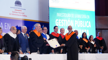 Cecilio Alberto Mejía Cruz, estudiante de honor, recibe su título durante la ceremonia de investidura de la maestría en gestión pública y gobernanza de la UASD.