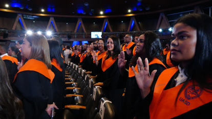 Maestrantes durante su juramentación en la ceremonia de investidura de la maestría en gestión pública y gobernanza de la UASD.