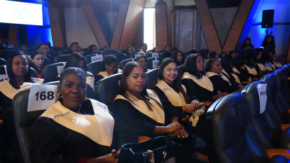 Graduandos durante la ceremonia de investidura.
