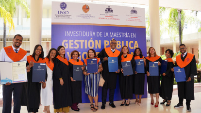 Algunos de los 147 graduandos, 80 mujeres y 67 hombres durante la investidura.
