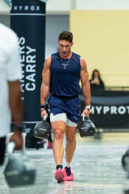 Víctor Gómez carga pesas en prueba de la competencia