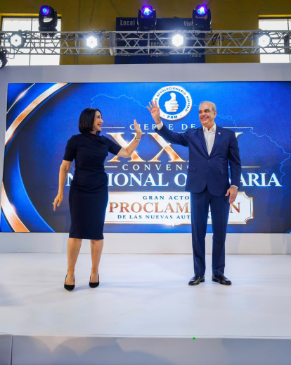 Luis Abinader junto a la primera dama, Raquel Arbaje, durante el acto de juramentación de la nueva dirección del Partido Revolucionario Moderno (PRM).
