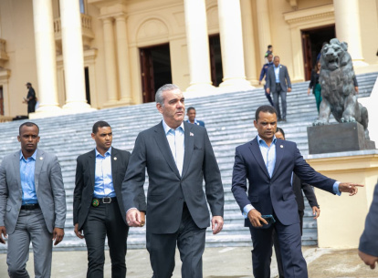 El presidente Luis Abinader evacuando el Palacio Nacional.