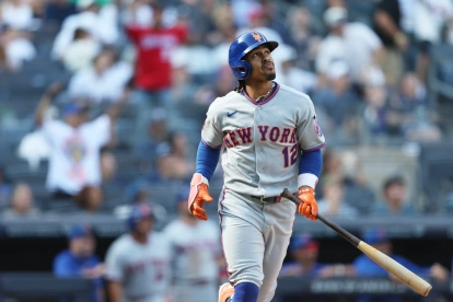 Francisco Lindor ve como se aleja la pelota