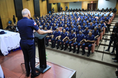 El director general de la Policía Nacional, mayor general Ernesto Rafael Rodríguez García durante encuentro con agentes de María Trinidad Sánchez.