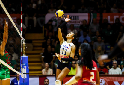 Geraldine González se dispone a realizar un fuerte remate en el encuentro de éste juego en que las Reinas del Caribe vencieron en 5 games al poderoso conjunto de México.
