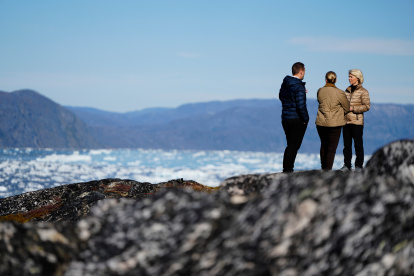 La primera ministra danesa Mette Frederiksen, el líder del gobierno groenlandés Jens-Frederik Nielsen y la presidenta de la Comisión Europea, Ursula von der Leyen, visitan Qoornoq, Groenlandia, el domingo 6 de septiembre de 2026. (Mads Claus Rasmussen/Ritzau Scanpix vía AP)