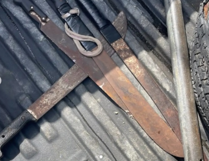 Parte de las armas blancas ocupadas a la banda Los 5.5 de Bajos de Haina