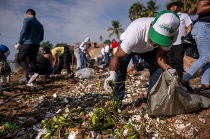 Voluntarios retiran residuos de la playa durante la jornada “De la Cuenca al Mar”.
