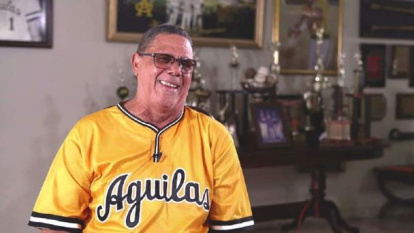 Miguel -Guelo- Diloné, en su hogar con sus muchos trofeos.