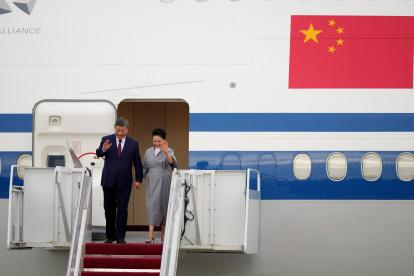 Chinese President Xi Jinping and his wife Peng Liyuan, wave as they step off their plane as they arrive at Joint Base Andrews, Md., Wednesday, Sept. 23, 2026. (AP Photo/Mark Schiefelbein)