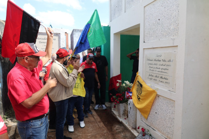 Dirigentes de izquierda frente a la tumba de Amín Abel Hasbún.
