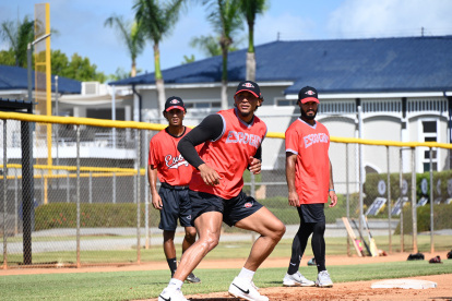 Erik González practica el corrido de las bases